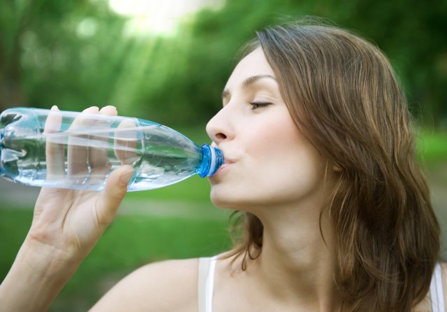 U vašoj flašici vode krije se i do 300.000 opasnih bakterija